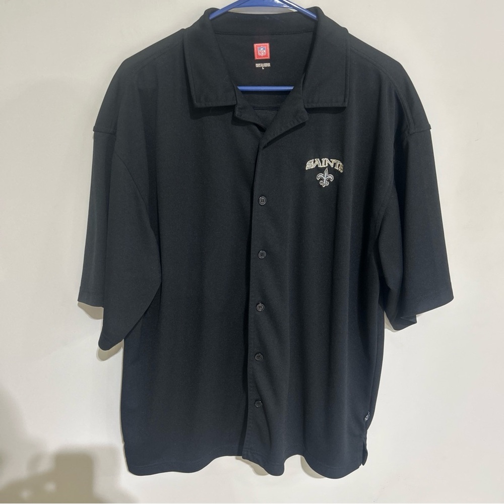 NFL NEW ORLEANS SAINTS Logo Men Black Button Up SHORT SLEEVE SHIRT SIZE LARGE.